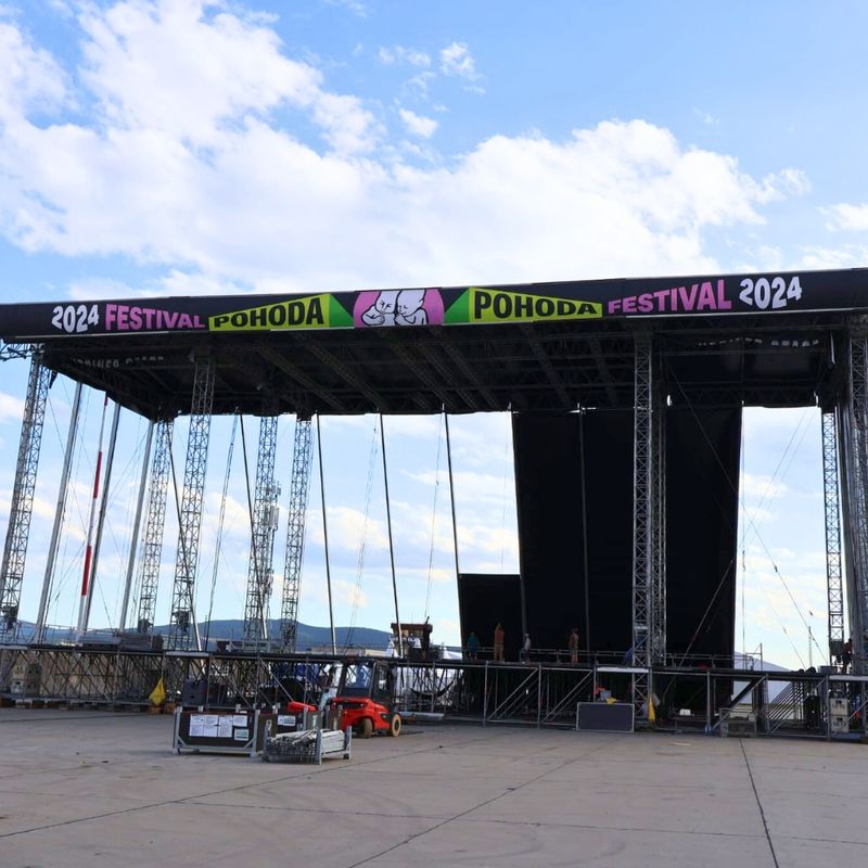 The roof and header of the main stage are already in place